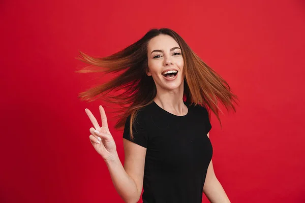 Beeld van positieve vrouw met lang bruin haar poseren op camera draadloos — Stockfoto