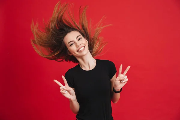 Retrato de uma menina alegre mostrando gesto de paz — Fotografia de Stock