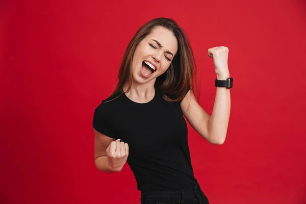 Portret van de extatische vrouw 20s dragen zwarte t-shirt schreeuwen een — Stockfoto