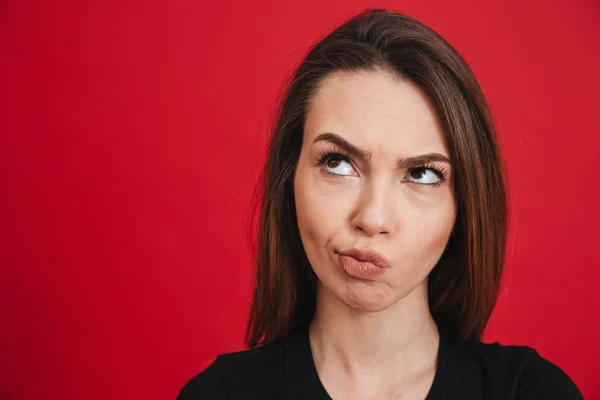 Närbild foto av kaukasiska missnöjd kvinna i svart t-shirt — Stockfoto