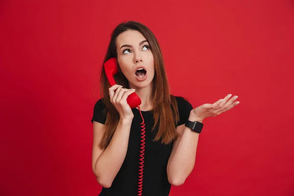 Retrato de una chica guapa hablando por teléfono fijo — Foto de Stock