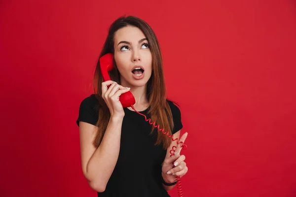 Retrato de uma menina bonita falando em um telefone fixo — Fotografia de Stock