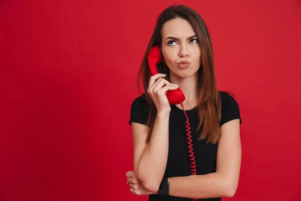 Retrato de uma menina chateada falando em um telefone fixo — Fotografia de Stock