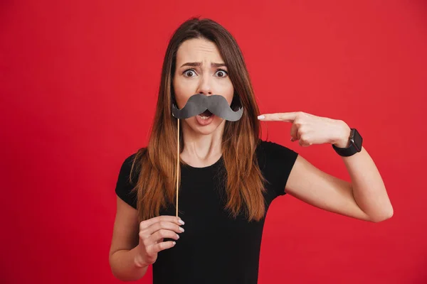 Retrato de una chica divertida haciendo muecas — Foto de Stock