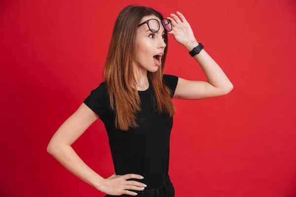 Närbild bild av ung kvinna 20s bär svart t-shirt tagande av — Stockfoto
