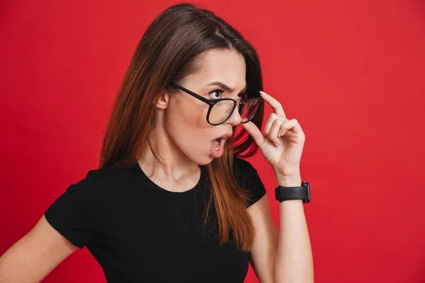 Foto einer jungen empörten Frau, die ein schwarzes T-Shirt trägt und auszieht — Stockfoto