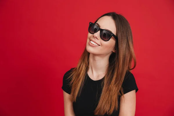 Close-up foto van mode vrouw 20s dragen zwart t-shirt en zon — Stockfoto
