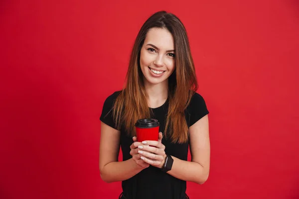 Imagen de una mujer adorable con el pelo largo y castaño sonriendo en la cámara a —  Fotos de Stock