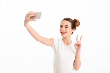 Gülümseyen bir casual kız portresi