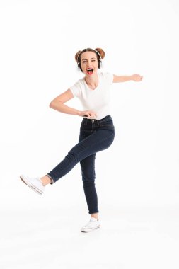 Tam uzunlukta bir neşeli casual kız portresi