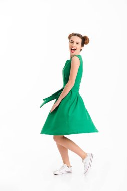 Mutlu bir genç kız portresi tam uzunlukta