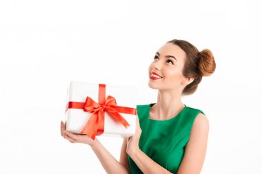 Mutlu bir genç kız portresi yeşil elbise giymiş