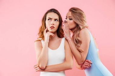 Mayo içinde giyinmiş bir iki güzel kız portresi