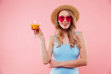 Muhteşem Bayan güneş gözlüğü tek parça Mavi mayo giyiyor ve 