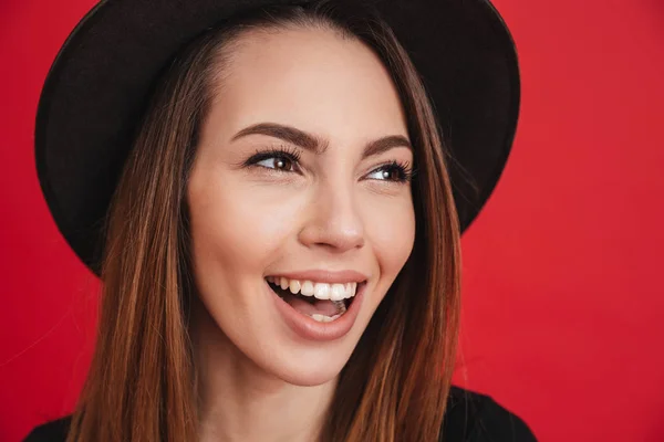 Portret van een mooie stijlvolle meisje dragen van hoed lachen close-up — Stockfoto