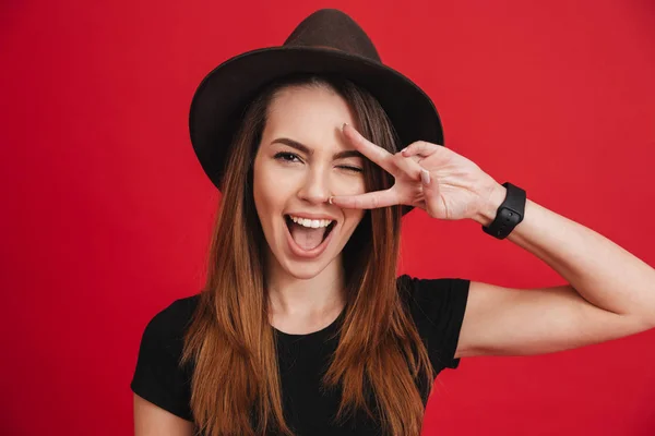 Close up van een vrolijke stijlvolle meisje met hoed — Stockfoto