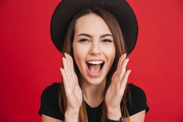 Fechar-se de uma menina elegante animado usando chapéu gritando — Fotografia de Stock