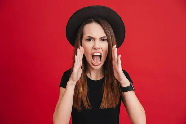 Retrato de uma menina com raiva e estilo usando chapéu gritando — Fotografia de Stock