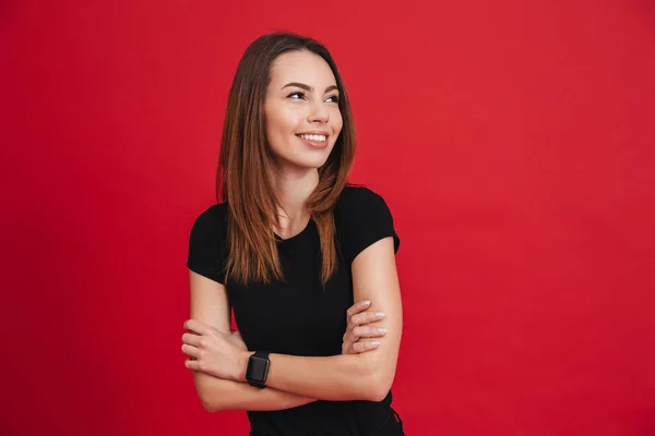 Retrato de uma menina casual feliz de pé com os braços dobrados — Fotografia de Stock