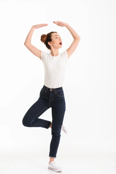 Ganzkörperporträt eines fröhlichen, lässigen Mädchens mit Brille — Stockfoto