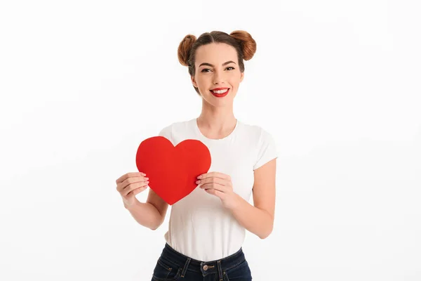 Retrato de una chica casual sonriente mostrando el corazón de papel —  Fotos de Stock