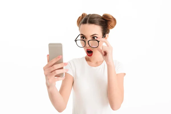 Portrait of an astonished casual girl in eyeglasses — Stock Photo, Image