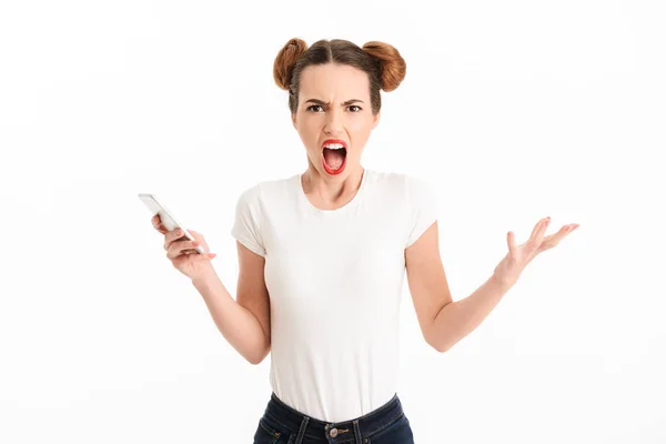Portrét rozzlobený příležitostné dívka drží mobilní telefon — Stock fotografie