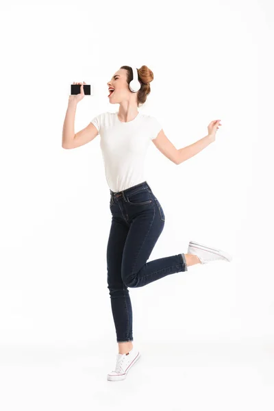 Retrato de comprimento total de uma menina casual feliz — Fotografia de Stock