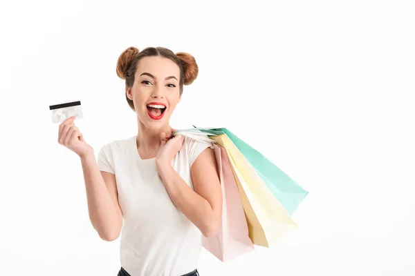 Retrato de uma menina casual alegre segurando sacos de compras — Fotografia de Stock