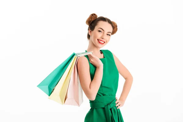 Портрет усміхненої молодої дівчини в зеленій сукні — стокове фото