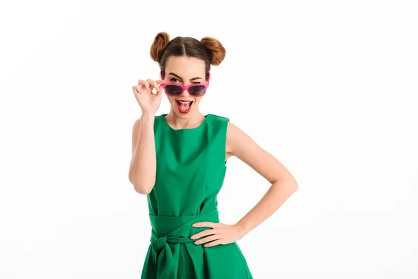 Portret van een speels meisje gekleed in groene jurk — Stockfoto