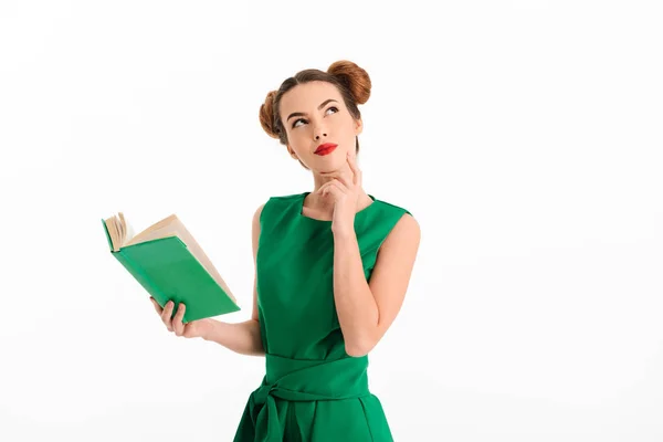 Nadenkend gember vrouw in groene jurk bedrijf boek — Stockfoto