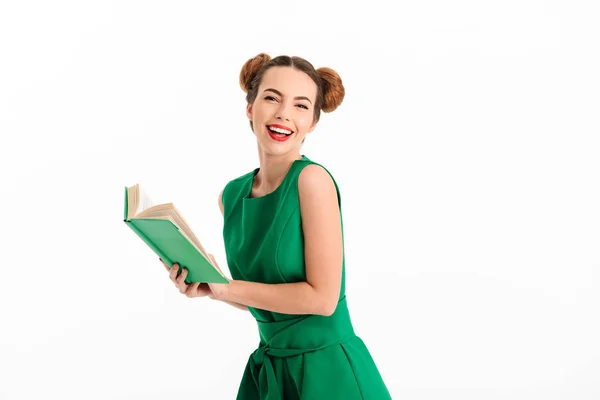 Mulher de gengibre feliz em vestido verde segurando livro — Fotografia de Stock