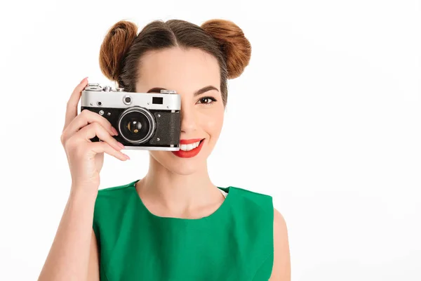 Retrato de uma menina sorridente vestida de vestido verde — Fotografia de Stock