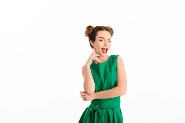 Χαρούμενα τζίντζερ γυναίκα στο πράσινο φόρεμα που παρουσιάζουν — Φωτογραφία Αρχείου