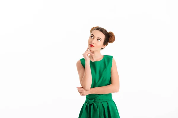 Retrato de uma jovem menina pensativa vestida de vestido verde — Fotografia de Stock