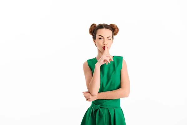 Porträtt av en vacker ung flicka klädd i grön klänning — Stockfoto