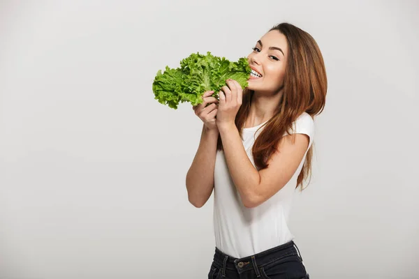 Retrato de una joven mujer asiática feliz comiendo lechuga —  Fotos de Stock