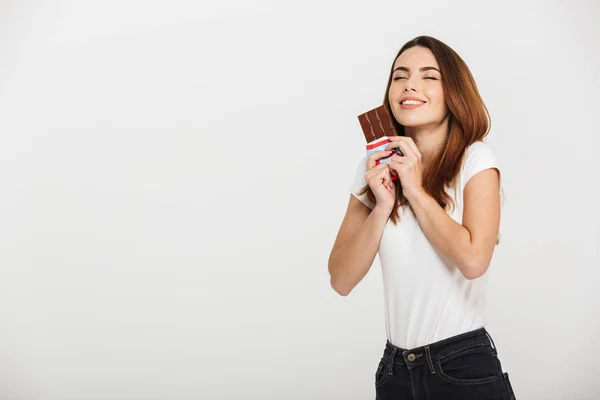 Retrato de una joven feliz sosteniendo una barra de chocolate — Foto de Stock