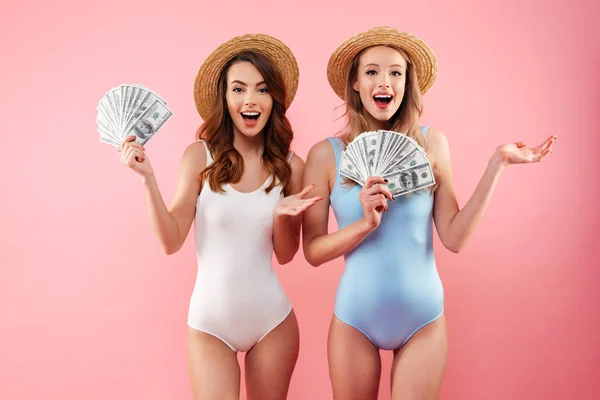 Duas meninas ricas em férias em roupas de verão se alegrando e segurar — Fotografia de Stock