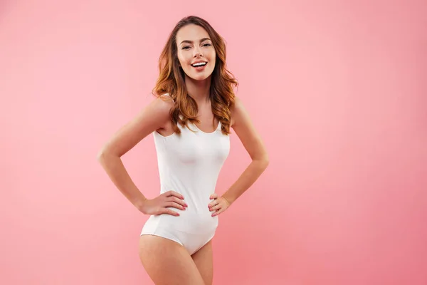Белая сексуальная женщина с каштановыми волосами в цельном купальнике — стоковое фото