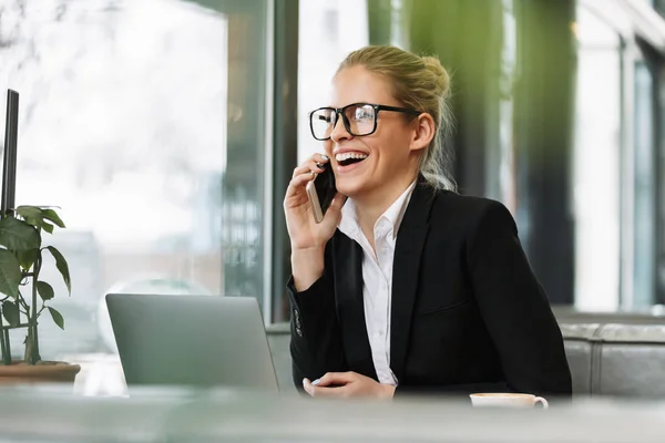 Usměvavá blondýnka obchodní žena mluví o mobilní telefon — Stock fotografie