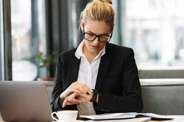 Business woman looking at watch. — Stock Photo, Image