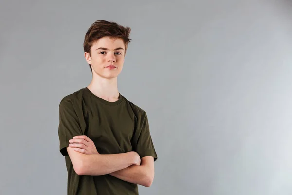 Πορτρέτο του χαμογελώντας αρσενικό έφηβος φορώντας μπλουζάκι — Φωτογραφία Αρχείου