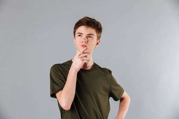 Retrato de um adolescente masculino pensativo vestindo camiseta — Fotografia de Stock