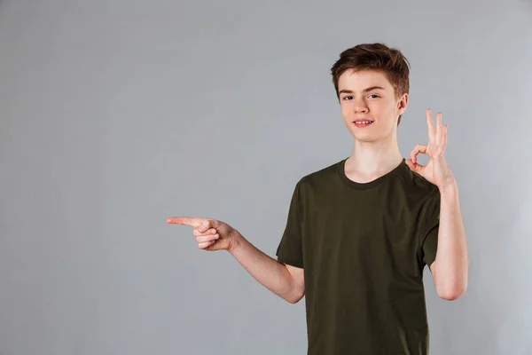 Πορτρέτο του αυτοπεποίθηση αρσενικό έφηβος φορώντας μπλουζάκι — Φωτογραφία Αρχείου