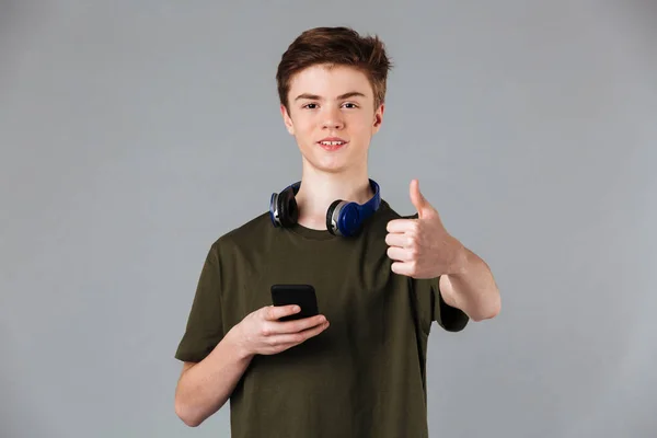 Portret van een vrolijke mannelijke tiener met t-shirt — Stockfoto
