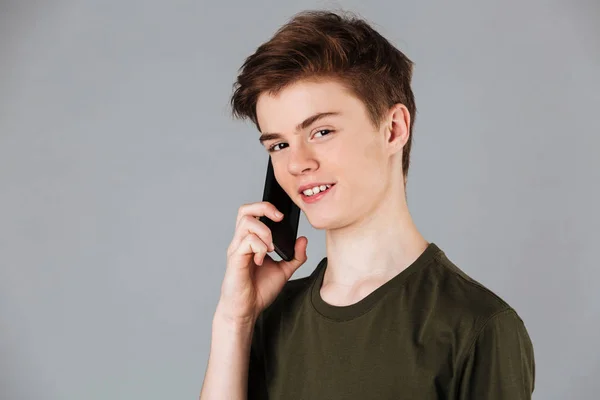 Retrato de cerca de un adolescente sonriente — Foto de Stock