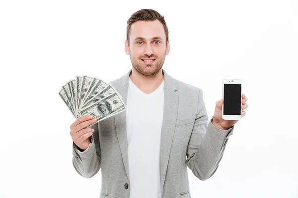 陽気なハッピー ビジネスマンお金を入れると、携帯電話のディスプレイ. — ストック写真
