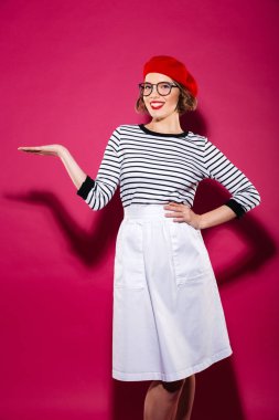 Dikey görüntü gözlük içinde gülen Kızıl kadın